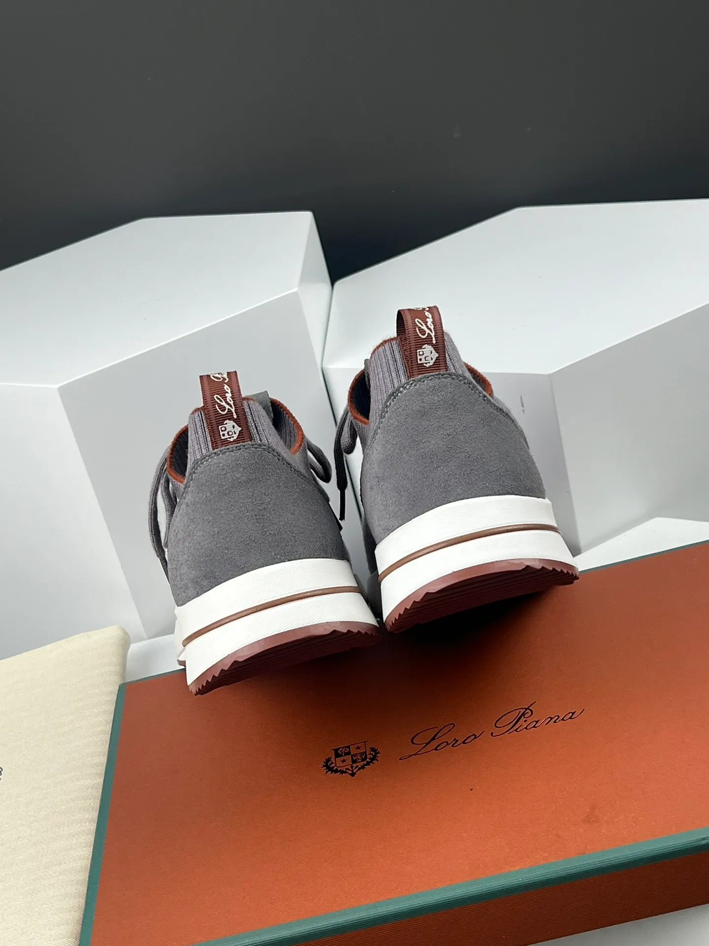 Factory price 420💰L men's shoes💰New product on sale Loro men's shoes💰iana knitted sneakers｜Made of Wish wool blended fabric｜The upper is made of unique knitted fabric production technology｜Comprehensive one-to-one restoration of the counter process｜Additional original molded rubber three-color combination technology outsole｜Size: 39-44 (customized at 45.46)